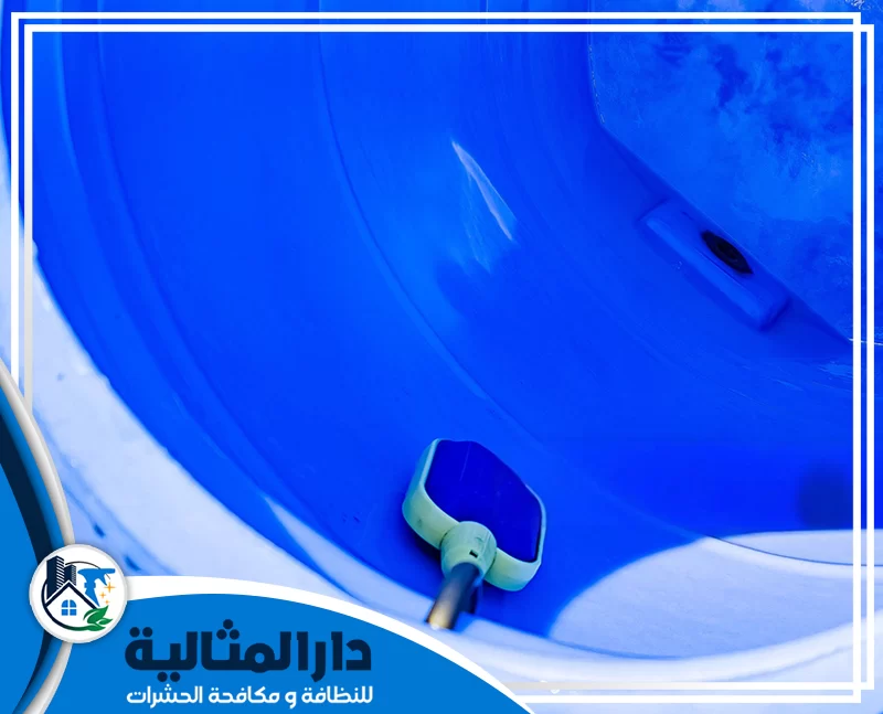 تنظيف الجدران الداخلية للخزان بالخبر 0598198483 دار المثالية فني شركتنا وهو يستخدم فرشاة تنظيف تلسكوبية لتنظيف الجدران الداخلية للخزان بكفاءة لضمان نظافة مثالية.