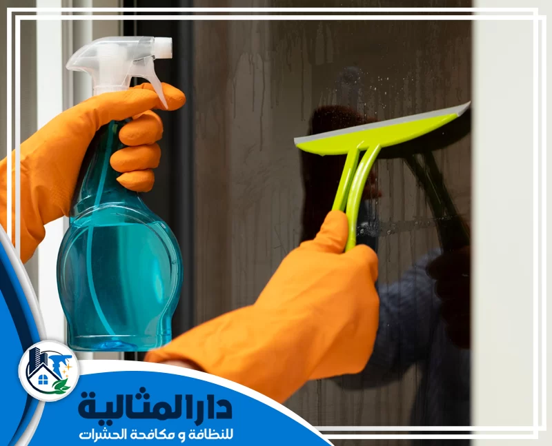 شركة تنظيف البيت بالخبر 0598198483 دار المثالية فني شركتنا وهو يقوم تلميع وتنظيف الزجاج بالخبر باستخدام بخاخ منظف وممسحة احترافية لضمان لمعان مثالي.