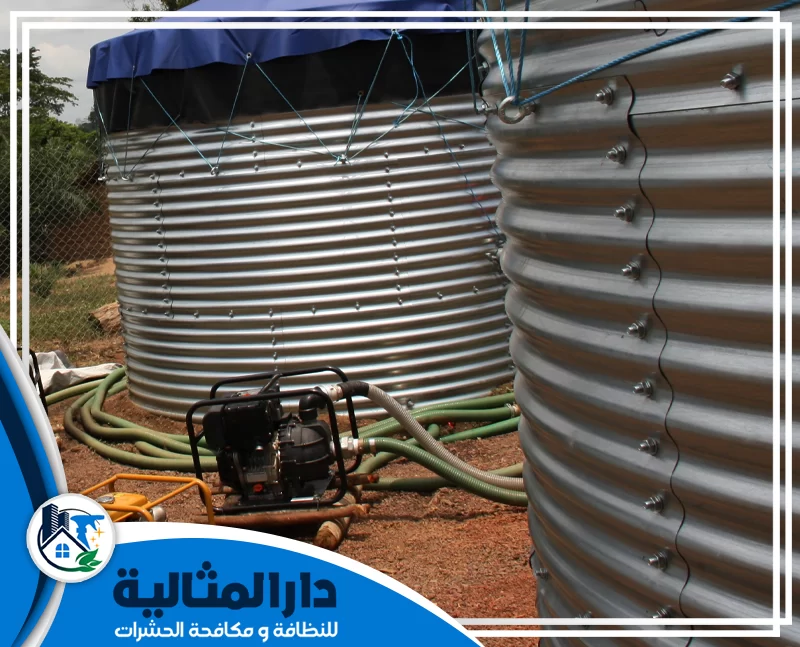 تنظيف خزانات المياه الصاج بالقطيف 0598198483 دار المثالية فريق شركتنا يقوم يتم تجهيز مضخة مياه و خراطيم لغرض تنظيف خزانات مياه معدنية كبيرة.