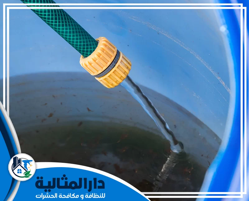 غسيل خزانات بالقطيف 0598198483 دار المثالية فني شركتنا وهو يقوم تنظيف خزانات المياه من الداخل بالقطيف باستخدام معدات متطورة لضمان نظافة المياه.