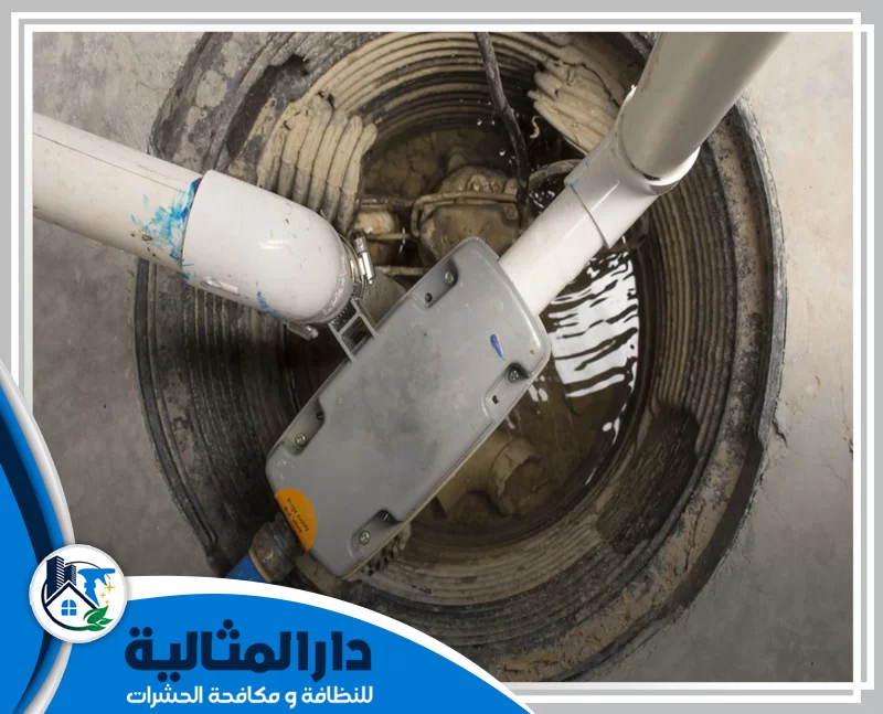 تسليك مجارى بالقطيف 0598198483 دار المثالية يقوم فريق شركتنا باستخدام مضخة غاطسة لشفط المياه والأوساخ من فتحة صرف مسدودة كجزء من عملية تسليك مجاري احترافية.