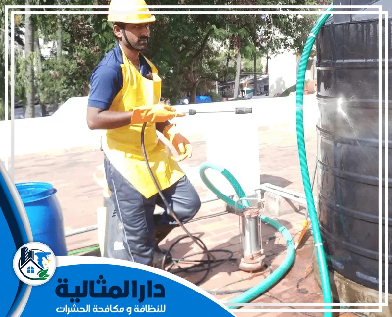 افضل شركة غسيل خزانات بالقطيف 0598198483 دار المثالية فني شركتنا يستخدم مضخة ضغط عالية (مسدس رش) لتنظيف السطح الخارجي لخزان مياه أسود.