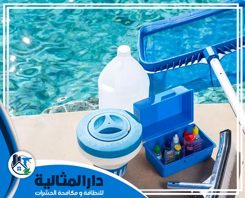 شركة تنظيف مسابح في القطيف | 0507082455 | دار المثالية مجموعة تنظيف مسابح تحتوي على دلو أزرق وزجاجة ماء، مثالية للحفاظ على نظافة المسابح